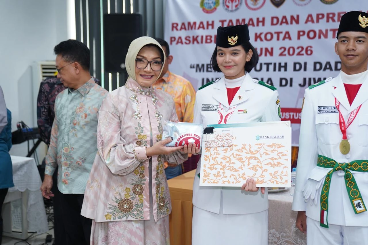 Dekranasda Pontianak Apresiasi Paskibraka, Beri Kain Motif Khusus Cerite Kote